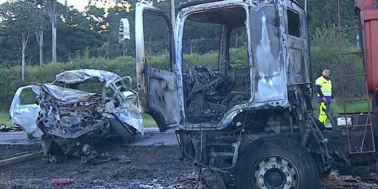 Polícia investiga acidente em Tremembé que deixou três mortos carbonizados na Floriano Rodrigues Pinheiro